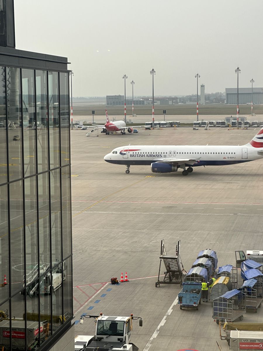 Aurora Airport Limo - Toronto Pearson Airport Limo Service