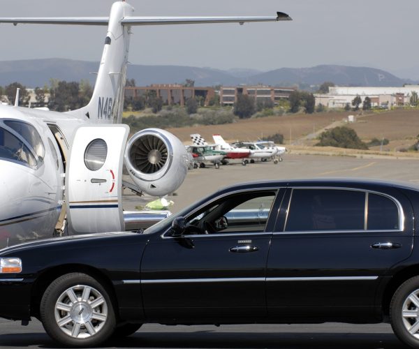 Luxury Airport Limo - Toronto Pearson Airport Limo Service